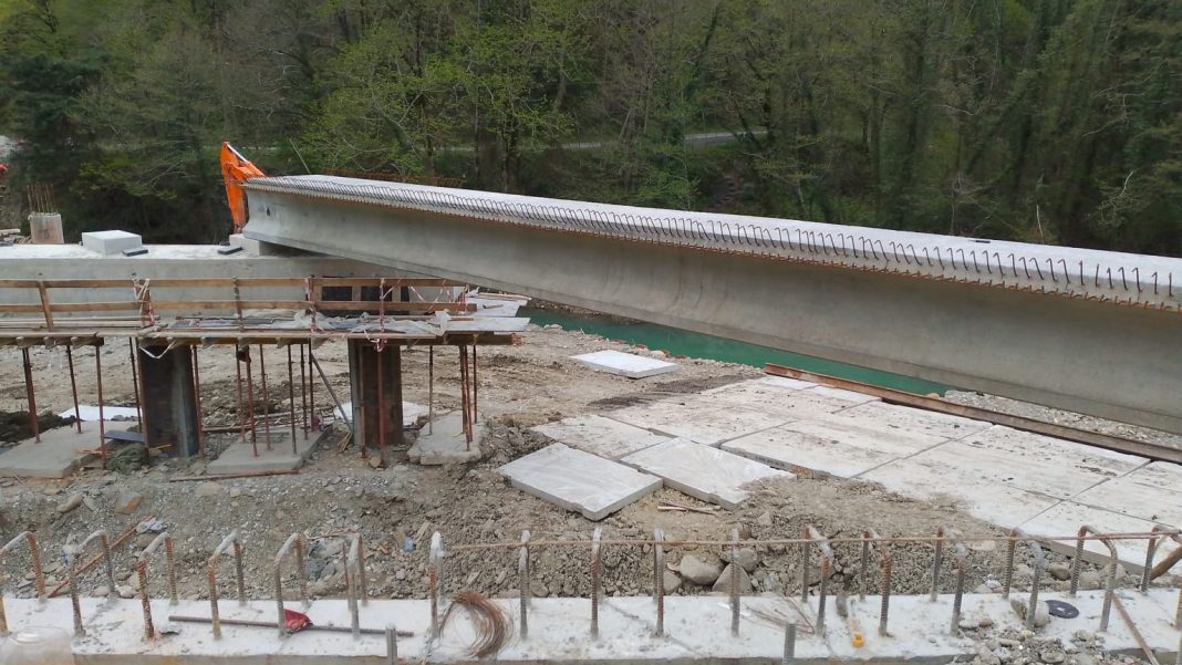 В Сочи установлен первый пролет нового моста через Чемитоквадже