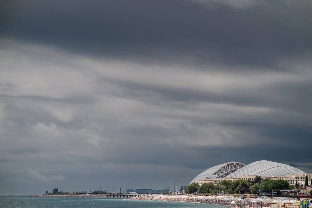 Туман и гроза ожидаются на побережье Сочи, а в горах курорта — лавинная опасность