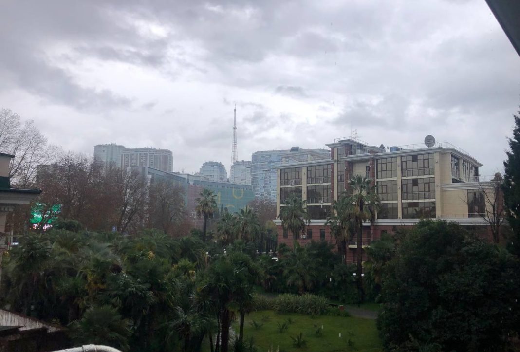 Сильный дождь и грозы прогнозируются в прибрежном кластере Сочи