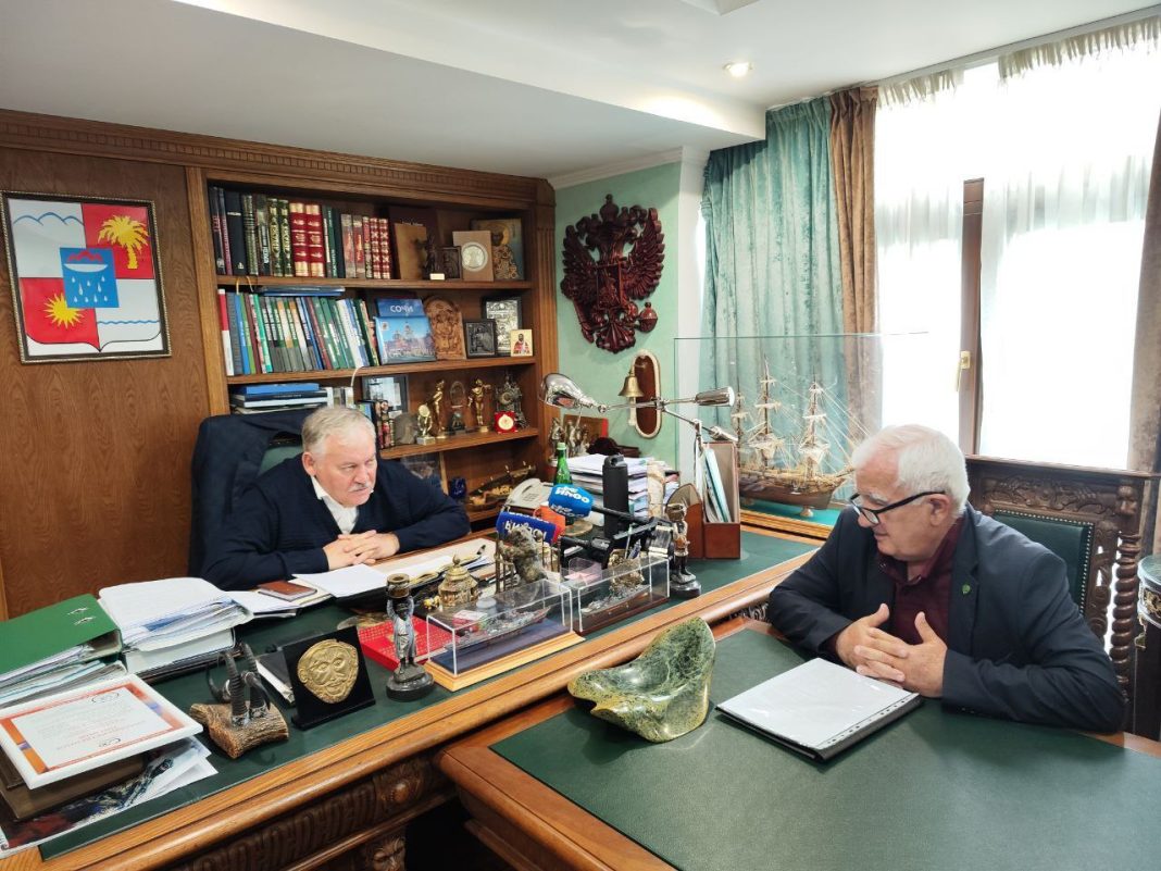 Жильё, парковки и капремонт: какие вопросы помогает решить сочинцам депутат ГД Затулин