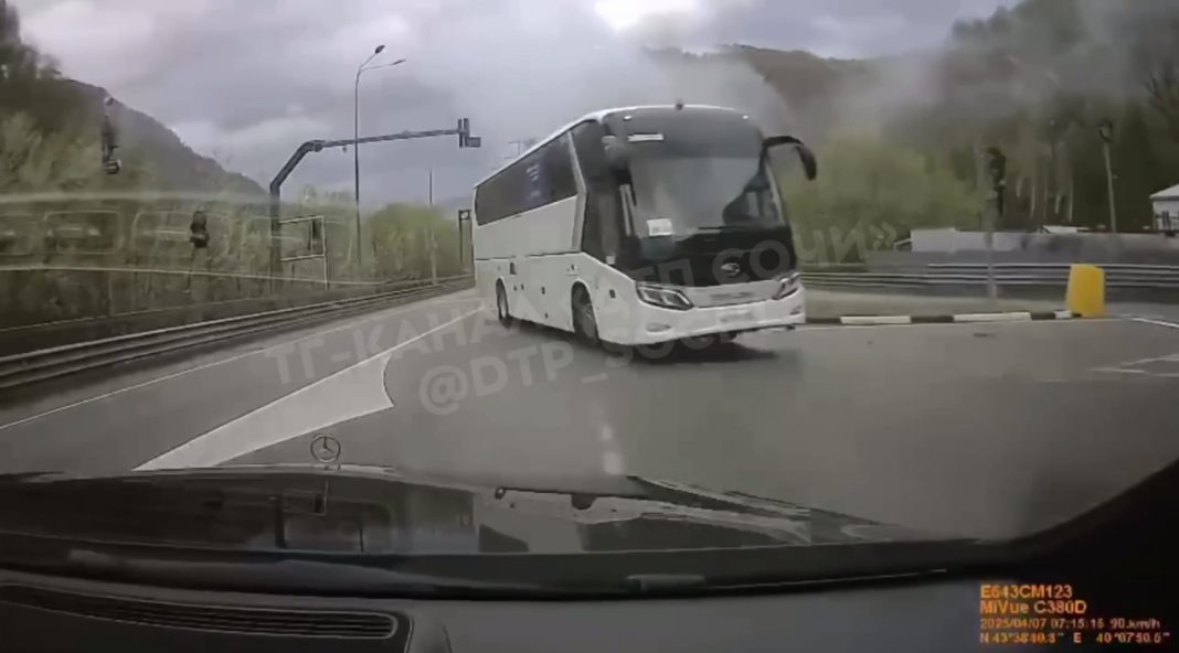 Автобус «подрезал» встречную машину в Сочи и попал на видео: нарушителя вычислили и наказали