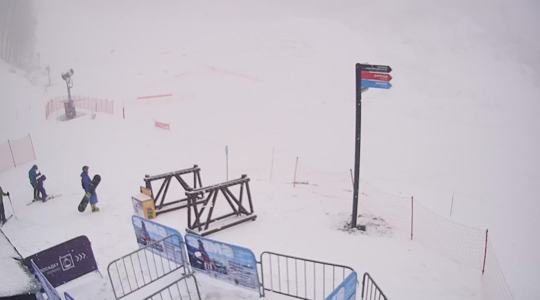В Сочи в горах снова метель: трассы работают по погоде