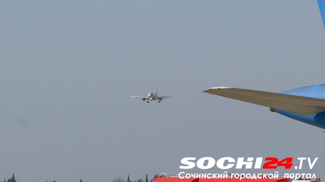 Аэропорт Сочи возобновил работу после непогоды: все рейсы вернулись