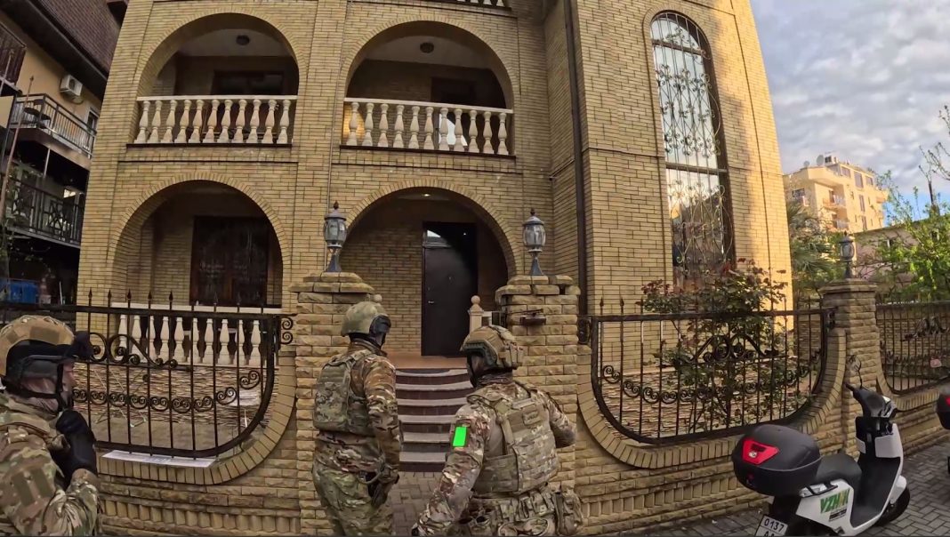 Отец и сын из Сочи организовали в дорогом коттедже в Сириусе студию вебкама