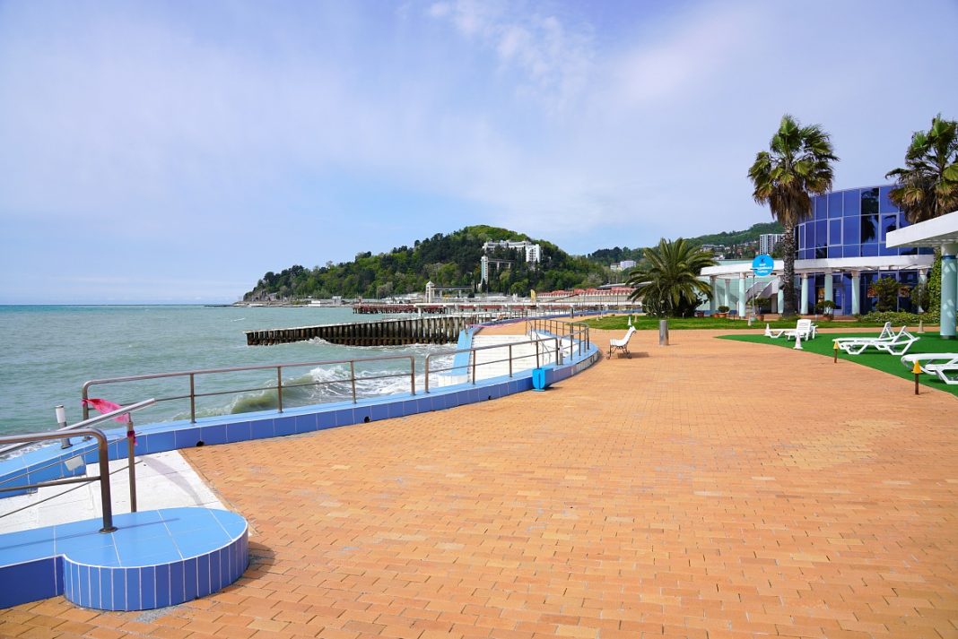 В Сочи проверили готовность пляжей Хостинского района к лету