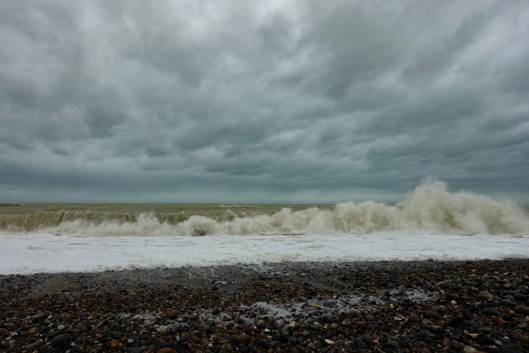 На прибрежный кластер Сочи обрушится шторм