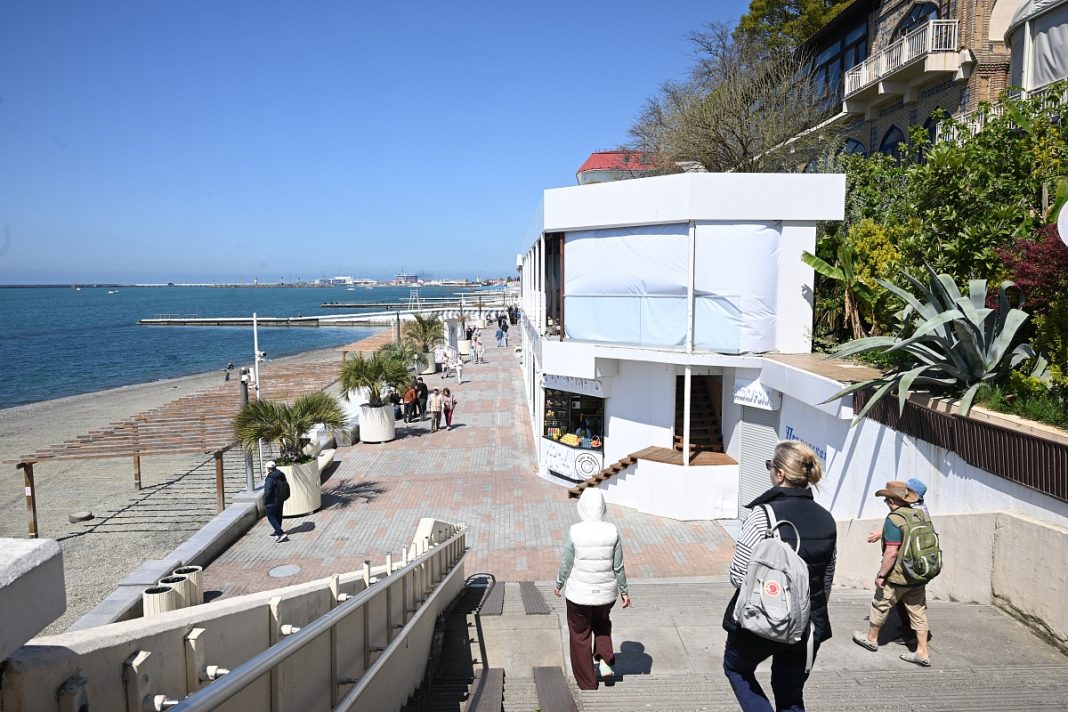 Каждый метр под контролем: в Сочи наводят порядок на пляжах перед курортным бумом