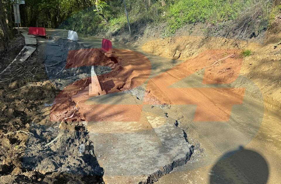 В сочинском селе Весёлое продолжает обваливаться размытая дождями дорога