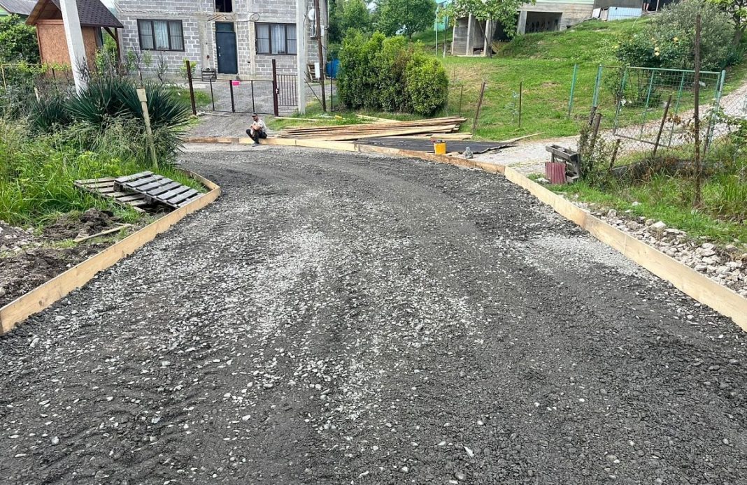 В селах Адлерского района Сочи ремонтируют дорожное полотно