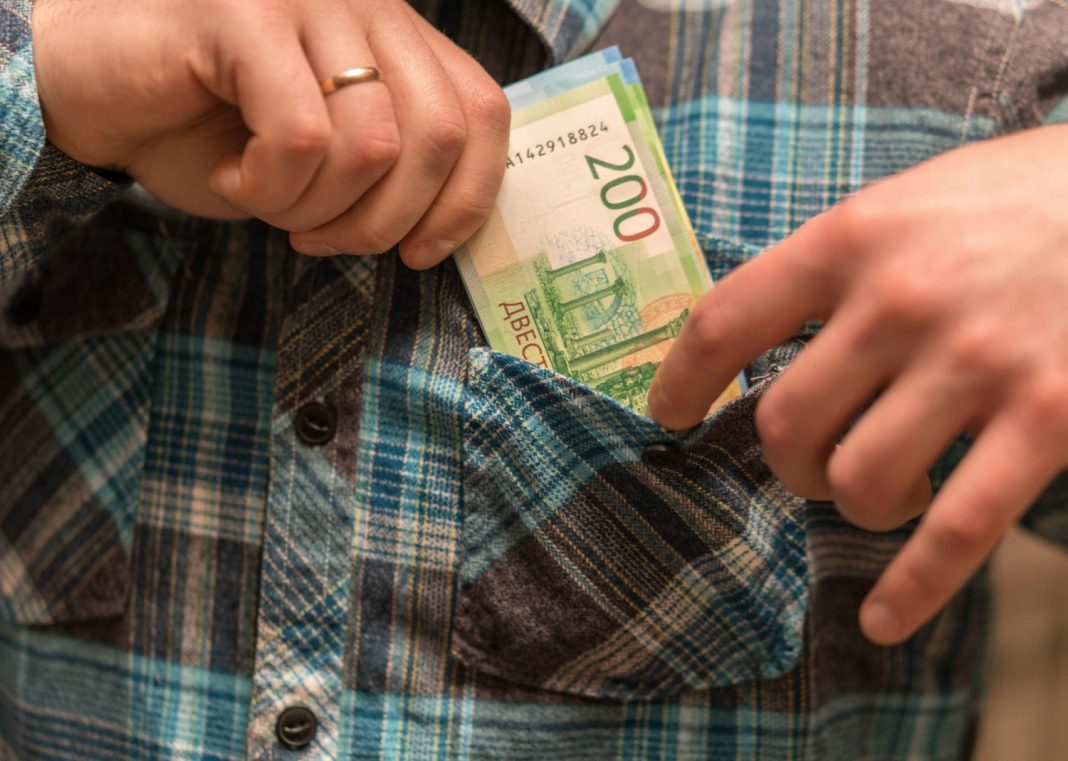 Жители юга чаще всего прячут деньги в книгах, копилках и одежде — опрос ВТБ