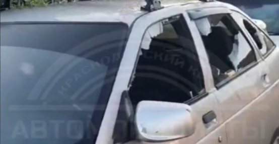 В Сочи вандалы разгромили более 10 машин на одоном перекрёстке — видео