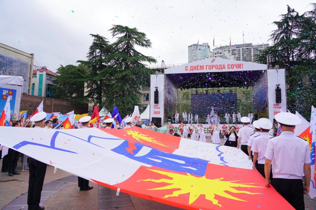В центре Сочи торжественно подняли флаг курорта