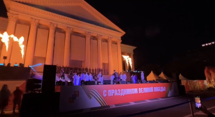 Невероятно красиво и очень трогательно: у Зимнего театра Сочи состоялся концерт «Память живет»