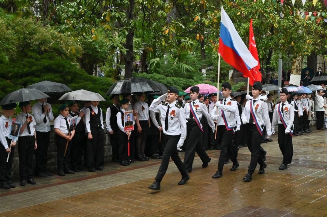 15 тысяч сочинских школьников приняли участие в акции «Бессмертный полк»
