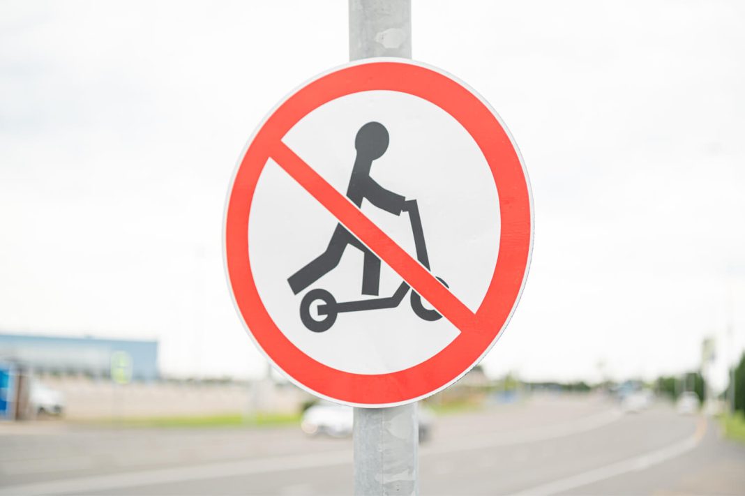 Очередной электросамокатчик без прав привлек внимание правоохранителей Сочи