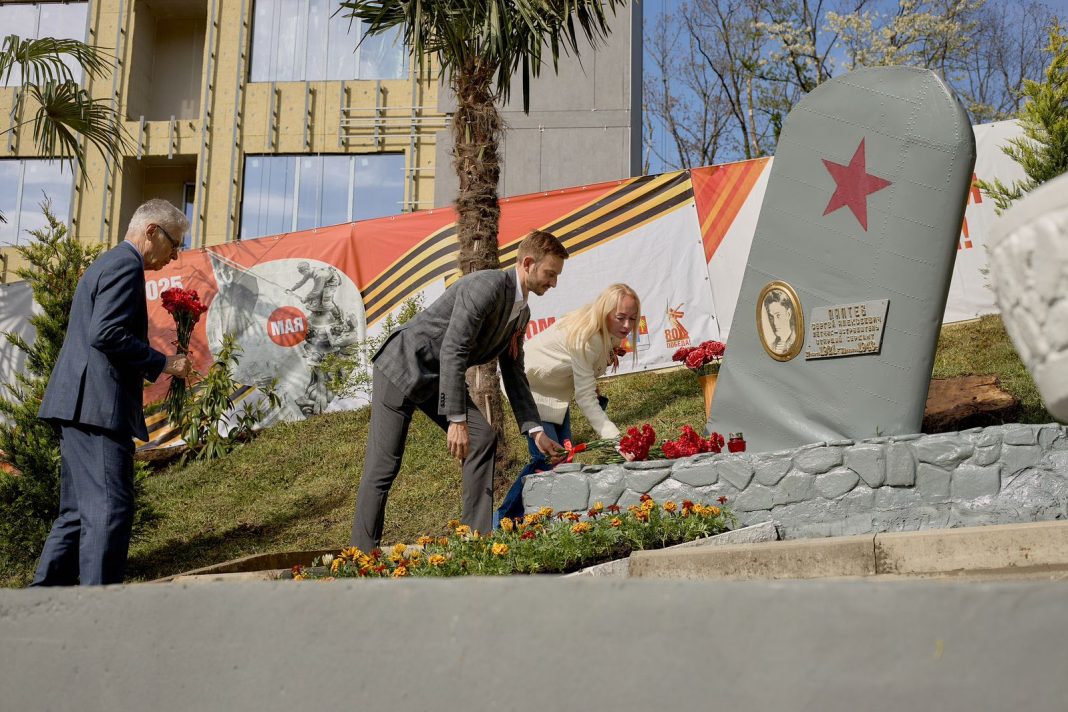 В Сочи возложили цветы к обелиску, где похоронен летчик-истребитель Сергей Лаптев