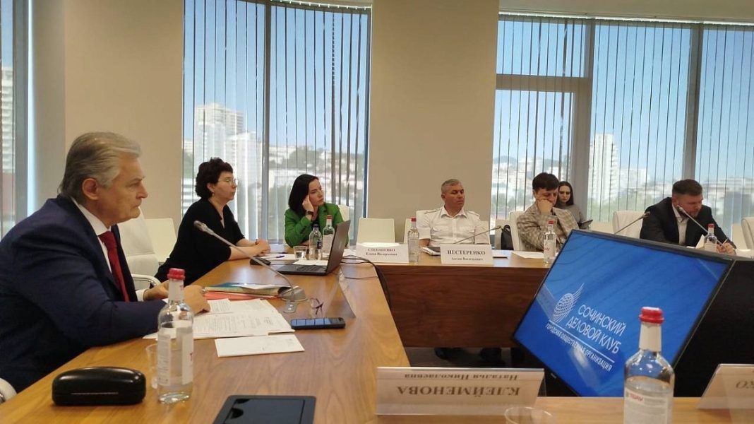 Парковки и оползни: проблемные вопросы Сочи обсудили участники Делового клуба