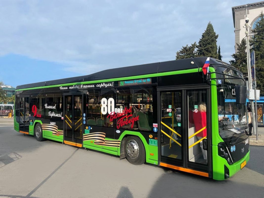 Тематический электробус «Сочи — город госпиталь» начал курсировать по улицам курорта