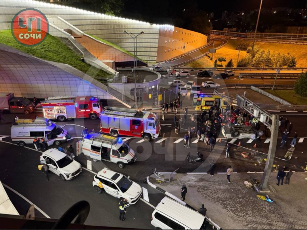 Автомобиль Mitsubishi перевернулся на дублёре Курортного проспекта в Сочи: есть пострадавший