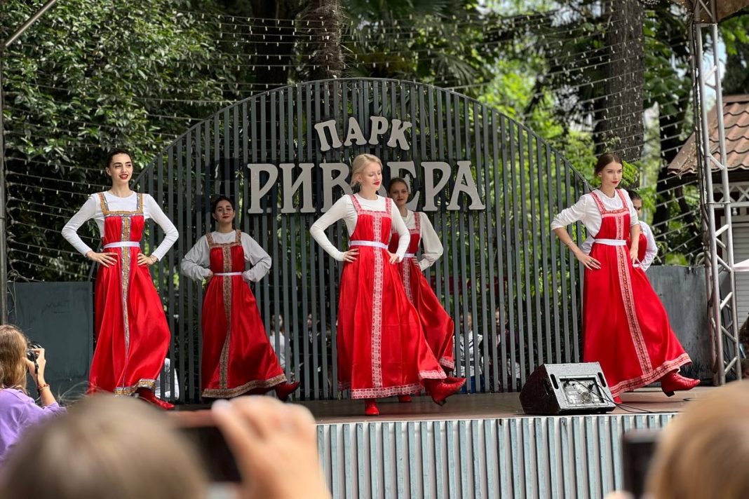 Весело и ярко: в Сочи с размахом отметили День города