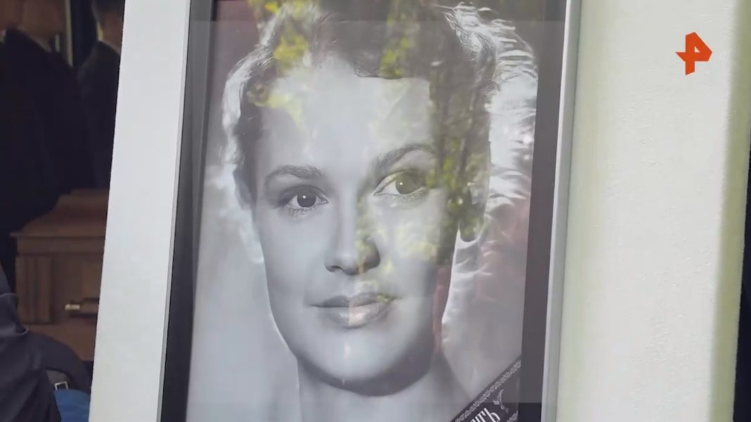 Деревянный гроб, цветы и слезы: в Москве похоронили актрису Гребешкову — вдову режиссёра Гайдая