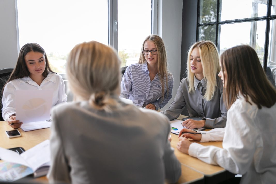 Южане и совещания: каждый второй отвлекается и решает свои задачи