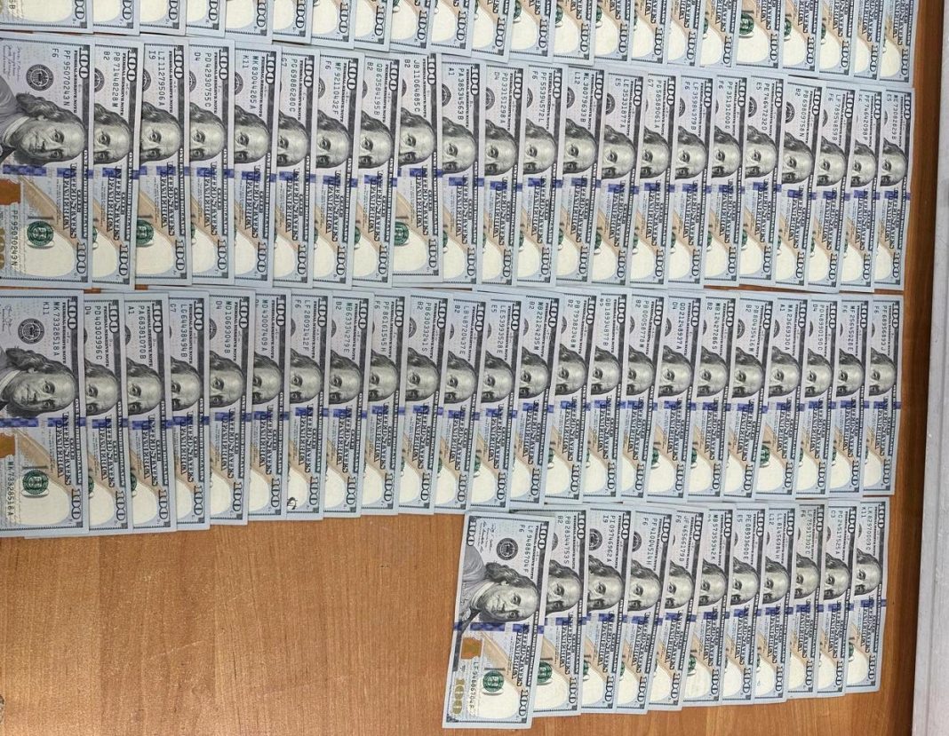 В аэропорту Сочи остановили пассажира с незадекларированной валютой