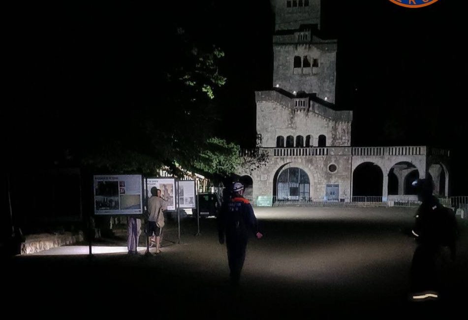 На горе Ахун из-за агрессивной стаи собак заблудились туристы