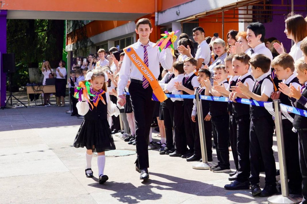 В Сочи прозвенел последний звонок для 10 тысяч выпускников
