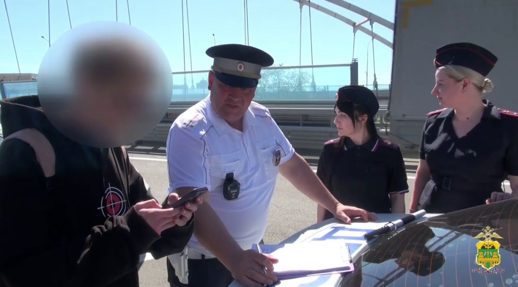 Родителям юных самокатчиков пришлось объясняться с полицией за их выезд на оживленную трассу в Сочи