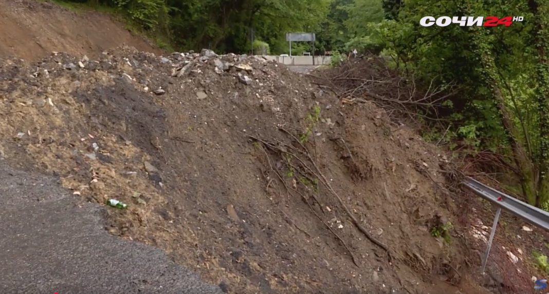 Дорога под угрозой: оползень в сочинской Измайловке усиливается с каждым дождем