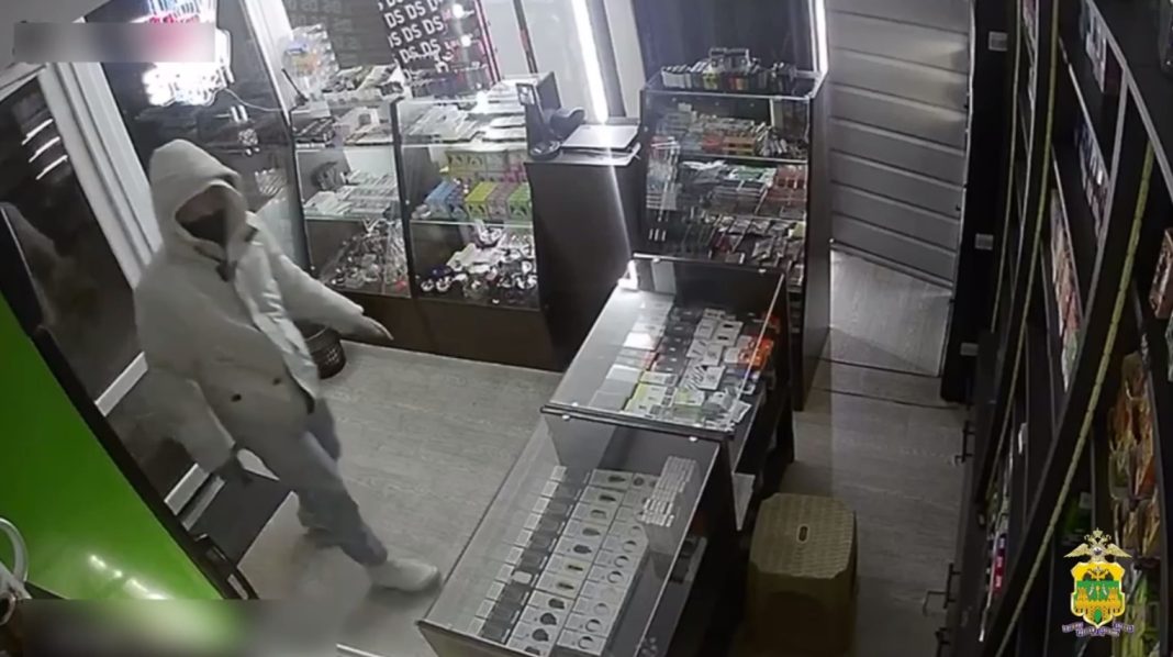 Полицейские Сочи задержали вора, скрывавшегося под маской