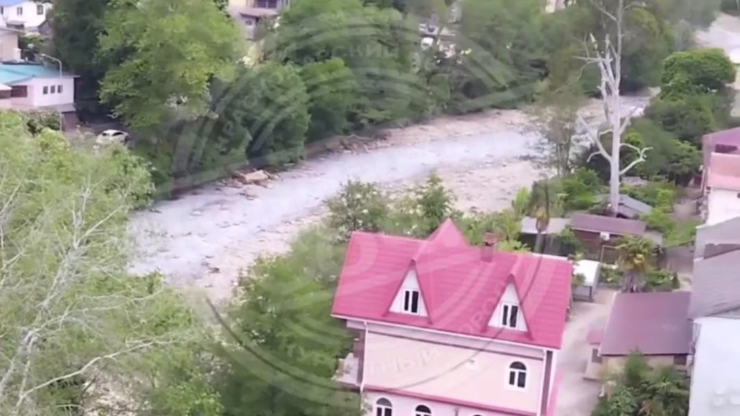 «Отвратительная жижа» превратила реку Хосту в «молоко»