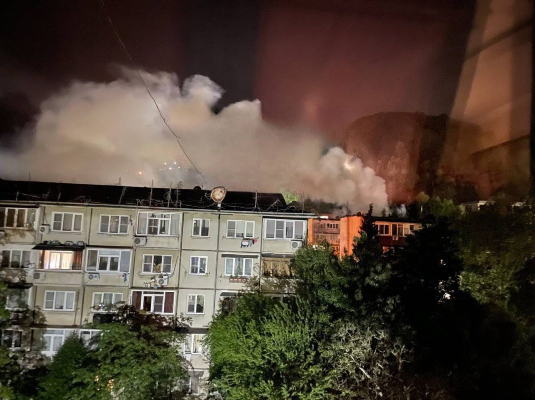 В Сочи сгорела комната в пятиэтажке: возможен умышленный поджог