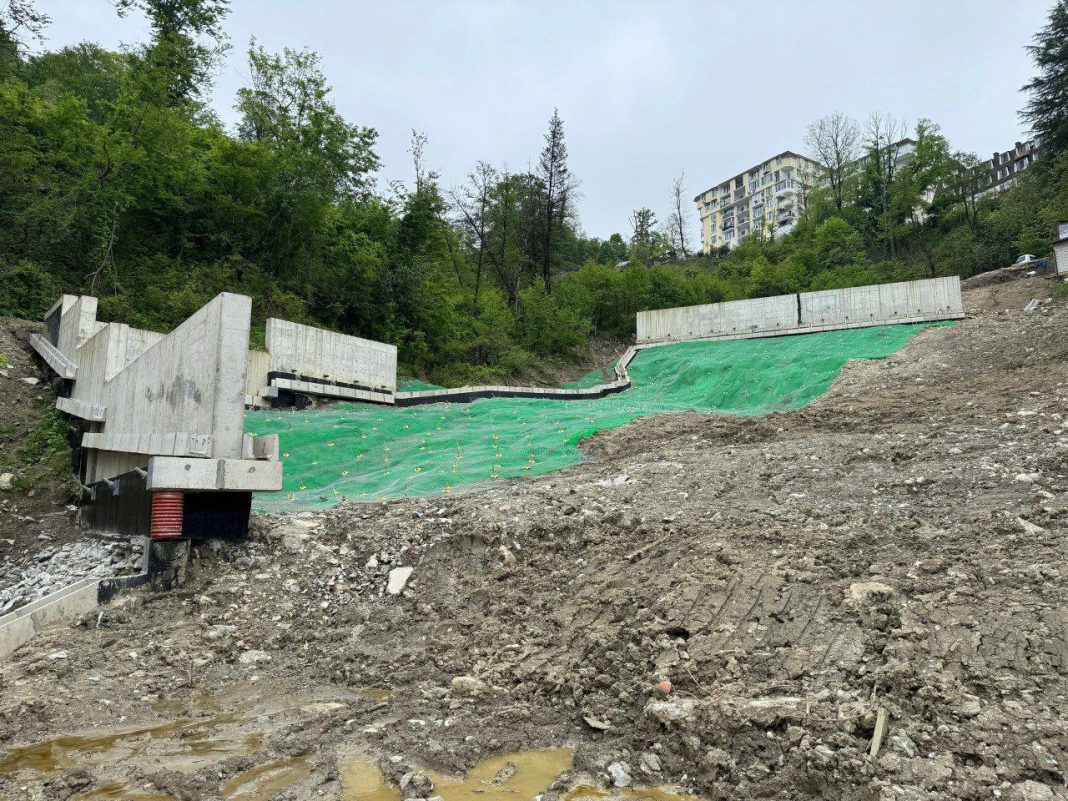 В Сочи устранили последствия оползня на улице Макаренко