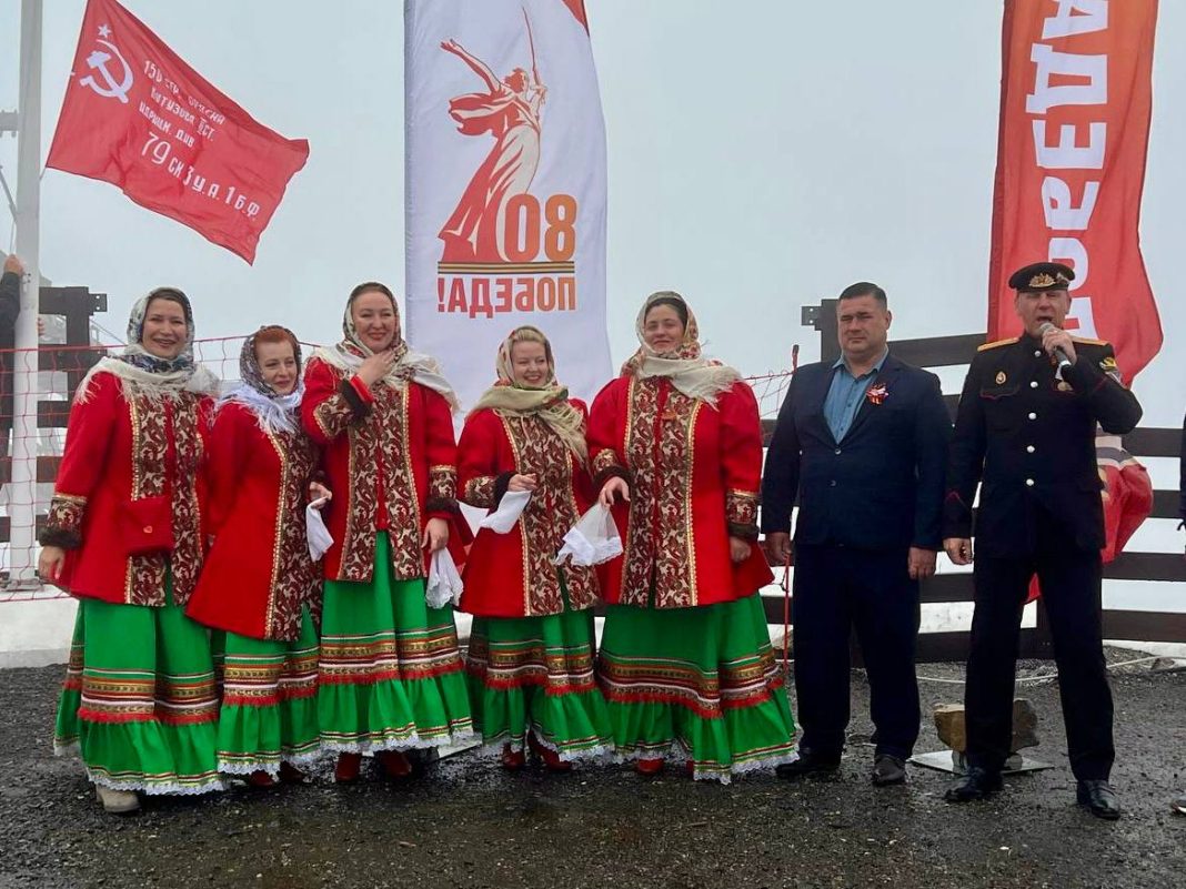 В горах Сочи установили Знамя Победы