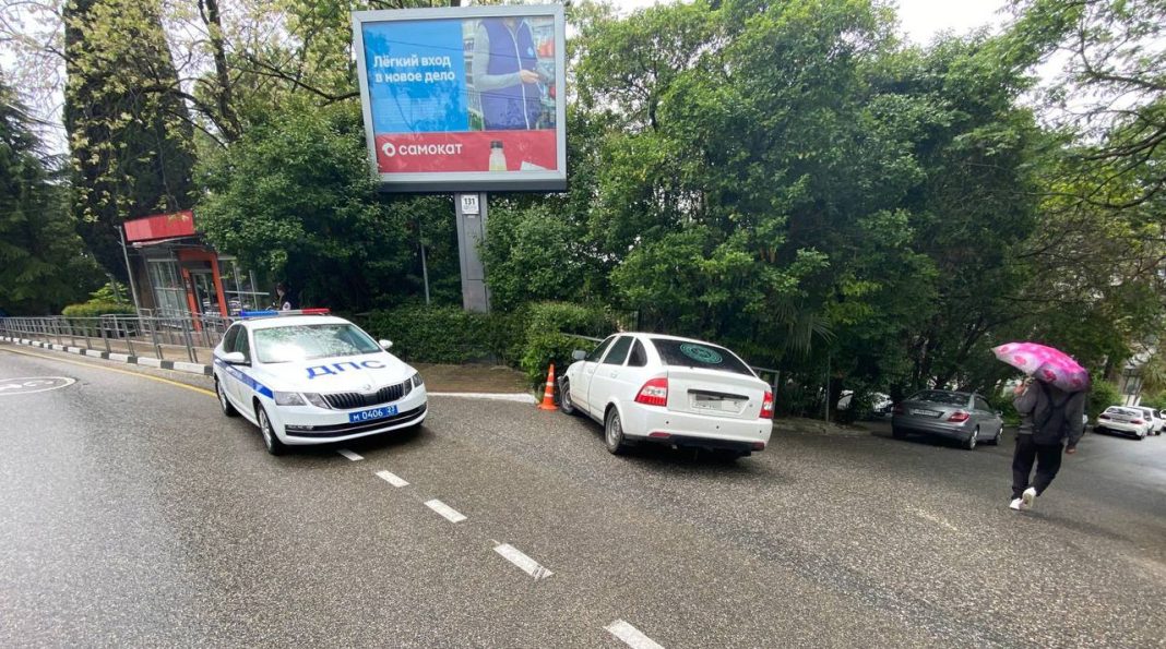 В Сочи водитель сбил 16-летнюю школьницу на мокрой дороге