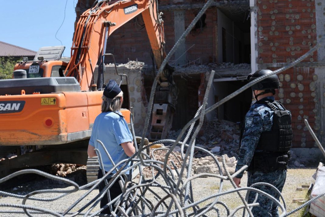 В Сочи снесли трехэтажный самострой площадью 450 «квадратов»