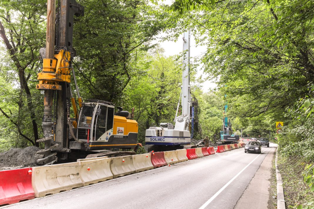 В районе Хосты и Уч-Дере трассу А-147 защищают от оползней: где введено реверсивное движение