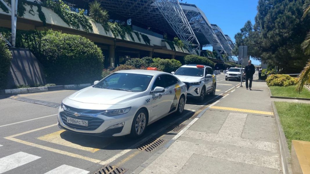 В аэропорту Сочи привлекли к ответственности навязчивых таксистов