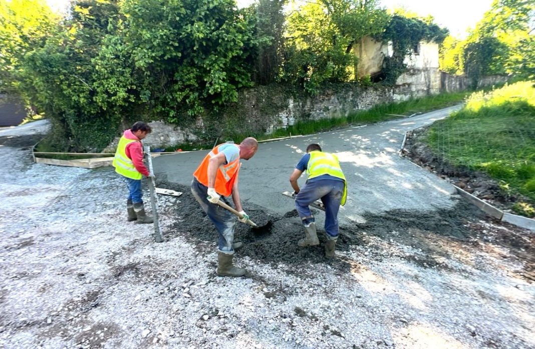 В сочинском селе Пластунка обновляют дорогу на улице Джапаридзе