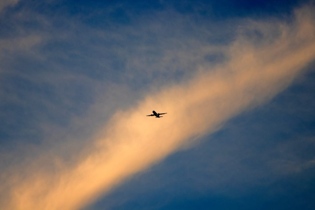 Не стало на глазах у детей: стали известны причины смерти пассажирки самолета рейса Сочи