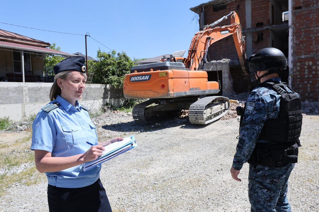 Еще минус самострой: в Сочи демонтировали базу отдыха с баней, пирсом и рестораном