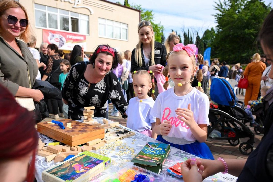 В Сочи начали работу детские и молодежные летние досуговые площадки