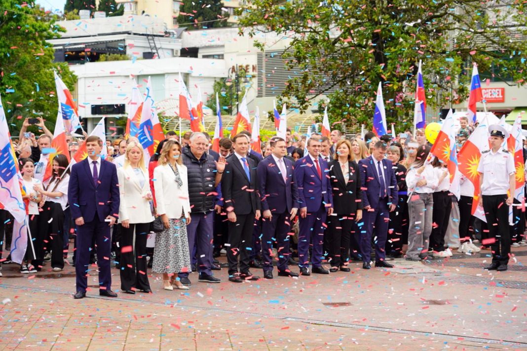 Константин Затулин посетил открытие моста «Волшебный лист» и обновленной набережной в центре Сочи