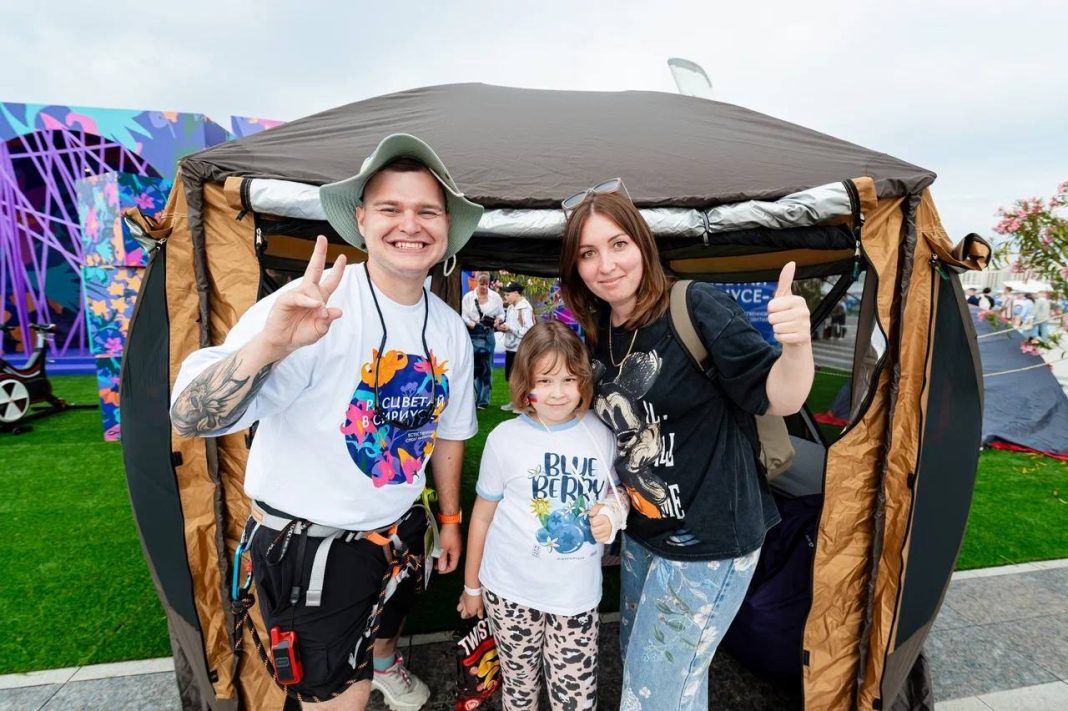 Несколько тысяч зрителей посетили Олимпийский парк, чтобы окунуться в яркую атмосферу VK Fest