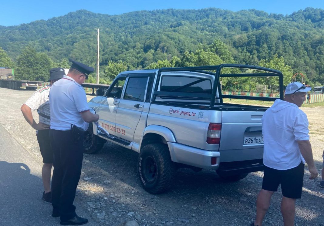 Сразу 27 протоколов составили правоохранители Сочи в отношении лиц, перевозящих людей на авто повышенной проходимости