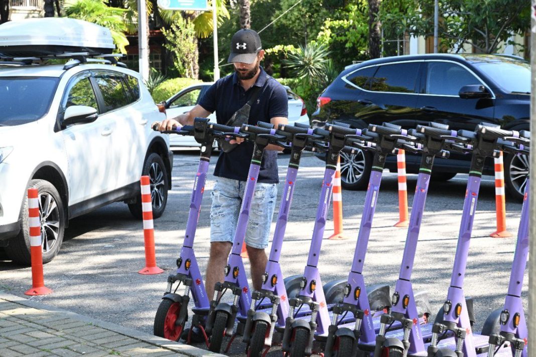 В Сочи тестируют парковки для электросамокатов и других СИМ