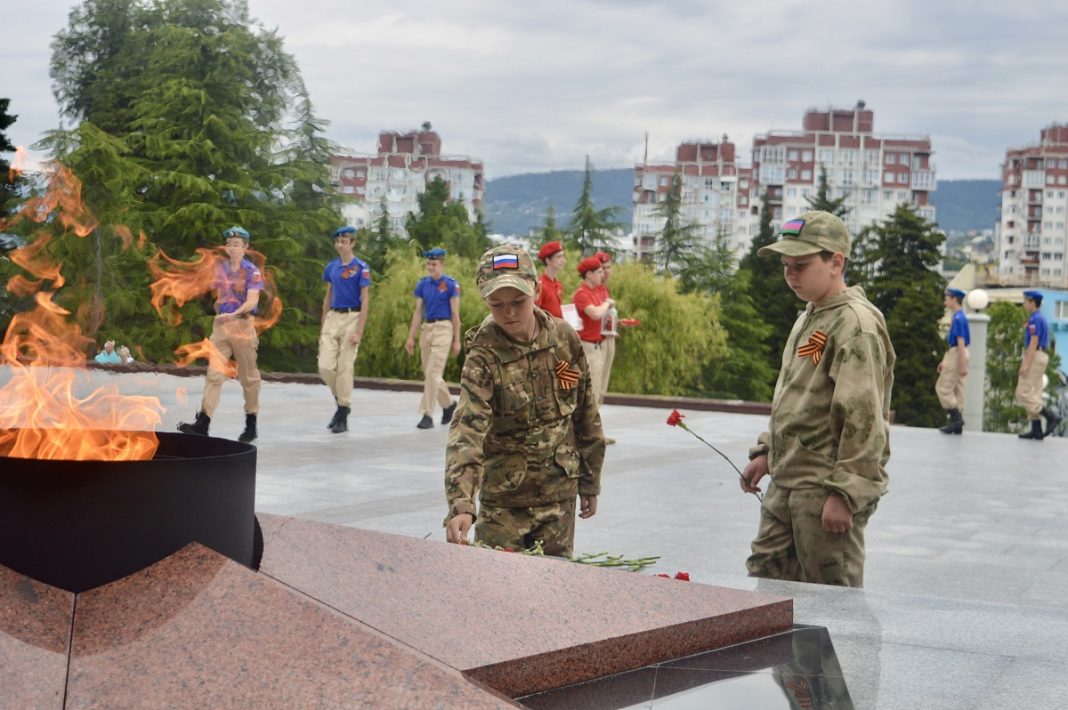 Торжественная церемония передачи Огня Памяти состоялась на одном из мемориальных комплексов Сочи