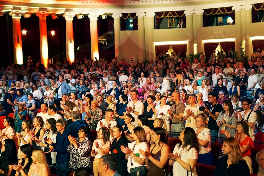 Больше тысячи человек посетили премьеру фильма Тиграна Кеосаяна в Сочи